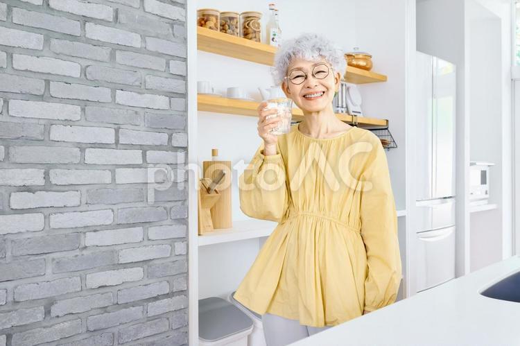 コップの水を飲む高齢女性　シニア　脱水 シニア,熱中症,水の写真素材
