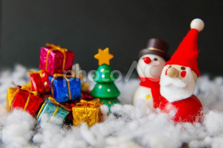 クリスマス04-サンタと雪と雪だるま- クリスマス,xmas,クリスマスイブの写真素材