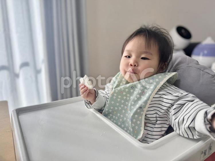 おやつを食べる赤ちゃんのイメージ 赤ちゃん,子供,妊活の写真素材