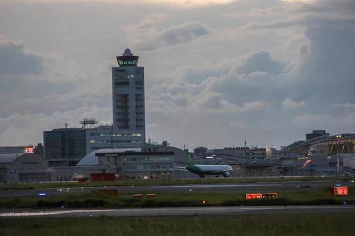 静けさを感じる福岡空港の夕方の風景 静けさを感じる福岡空港の夕方の風景の写真
