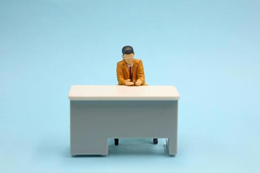 机に肘をついて落ち込んでいる人 机に肘をついて落ち込んでいる人 落ち込み,うつ,うつ病の写真素材