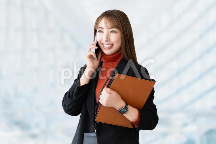 スマホで話す笑顔の女性・ビジネスウーマン 女性,ビジネス,スマホの写真素材