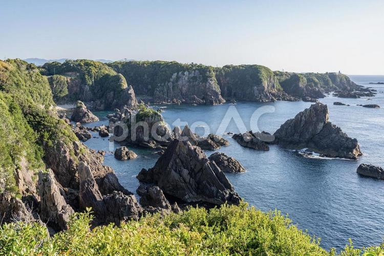 波に侵食された岸壁と海 岸壁,海,断崖の写真素材