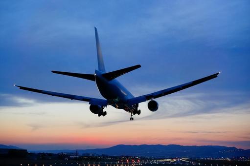 日没後の滑走路｜着陸｜航空機シルエット 飛行機,航空機,旅客機の写真素材
