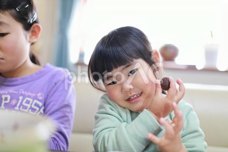 お手伝いをする女の子3　料理 料理,女の子,お手伝いの写真素材