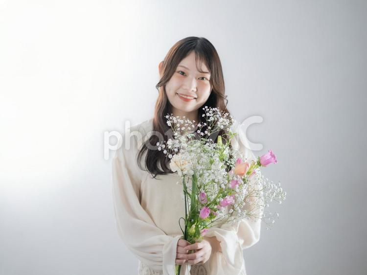 24：花束を持つ女性 女性,女の子,人物の写真素材