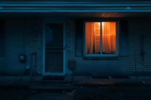 夜の住宅街に灯る窓の明かり 夜の住宅街に灯る窓の明かりの写真