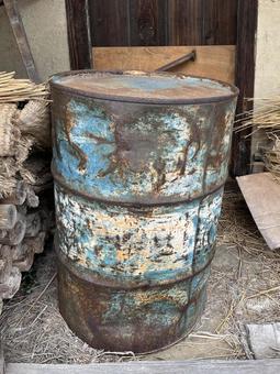 古いドラム缶 古いドラム缶 ドラム缶,古い,錆びたの写真素材