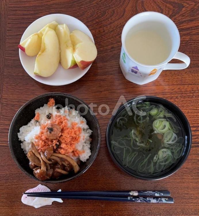 ご飯に鮭フレークとナメコの佃煮とかつお梅 朝食,朝ご飯,あきたこまちの写真素材