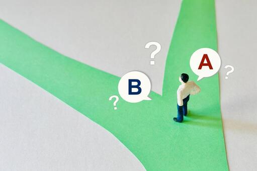 AかBか進む先を悩むビジネスマン 分かれ道,ab,選択肢の写真素材