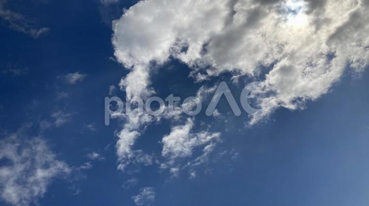 右上から雲が流れてきます 雲,空,晴れの写真素材