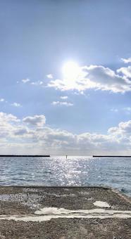 太陽と防波堤 太陽と防波堤 海,海面,水面の写真素材