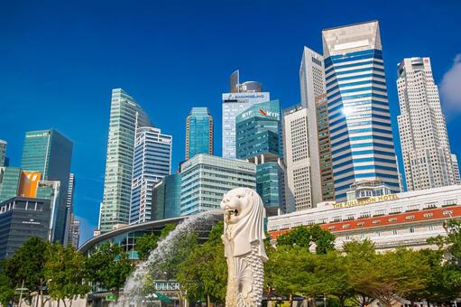 シンガポール マーライオン像と高層ビル群 シンガポール共和国,東南アジア,シンガポールの写真素材