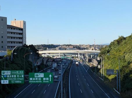 霜降前の横浜青葉インターチェンジの付近 東名高速道路,高速自動車国道,郊外の写真素材