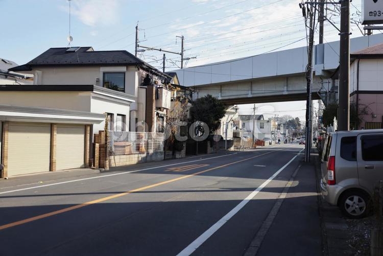 住宅街を通る東北新幹線 東北新幹線,高架橋,道路の写真素材