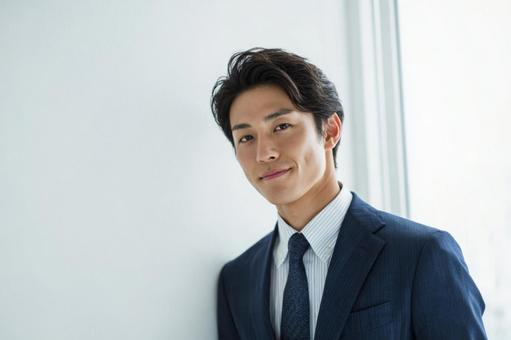 スーツ姿の若いビジネスマン-10 スーツ姿の若いビジネスマン-10の写真
