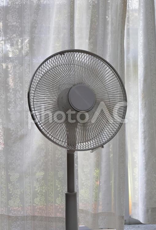 回転する扇風機 扇風機,夏,涼しいの写真素材
