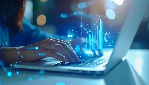 ホログラムとPC作業をする手元の写真