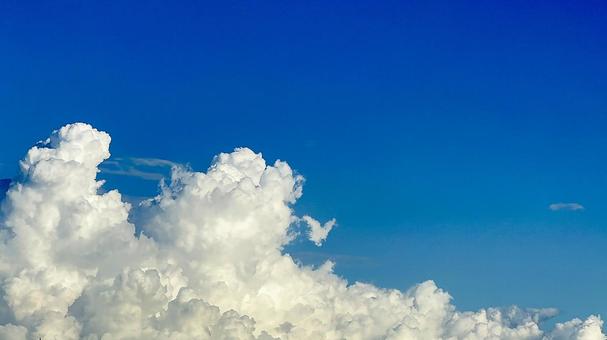 濃い青の空と積乱雲 濃い青の空と積乱雲 入道雲,雲,夏の写真素材