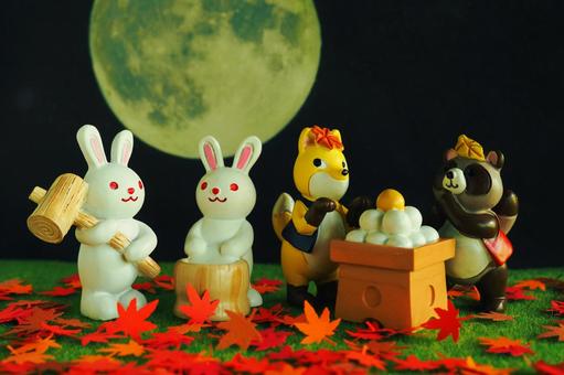 ウサギの餅つきと狐と狸が化かし合い 十五夜,団子,うさぎの写真素材