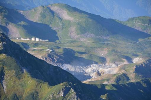 剱岳山頂から見た室堂と地獄谷 剱岳山頂から見た室堂と地獄谷の写真