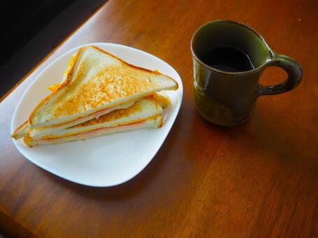 ハムエッグチーズトーストとコーヒー 手作り,美味しい,食べものの写真素材