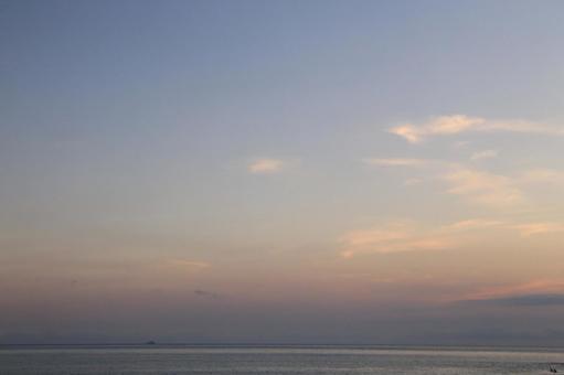 西伊豆町の温泉街から見た綺麗な夕陽 西伊豆町の温泉街から見た綺麗な夕陽の写真