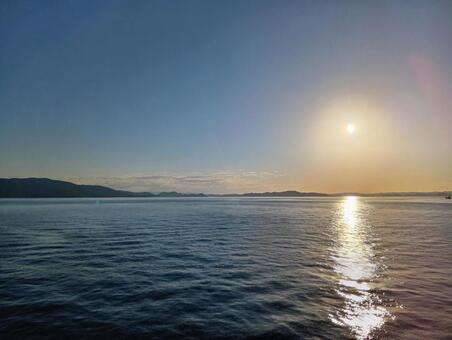 船からの夕景 山,空,風景の写真素材