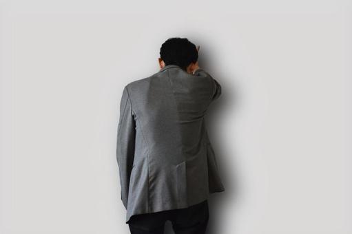 肩を落とす男性の後ろ姿 男性,ビジネスマン,失敗の写真素材