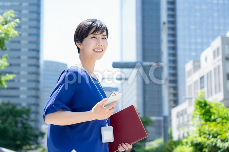 オフィス街で働く若いビジネスウーマン ビジネスウーマン,ビジネス,女性の写真素材