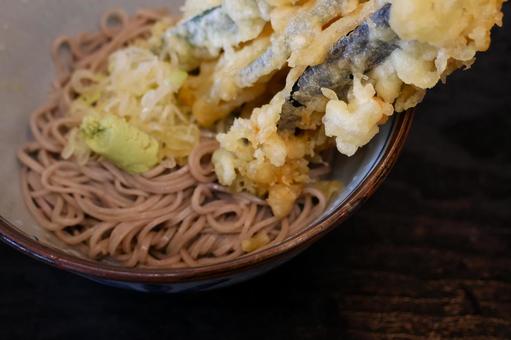 飲食店の野菜天ぷらぶっかけそば 飲食店の野菜天ぷらぶっかけそばの写真