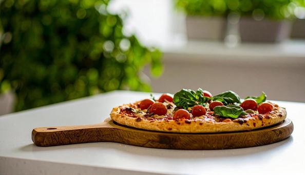 カッティングボードの上のピザマルゲリータ カッティングボードの上のピザマルゲリータの写真