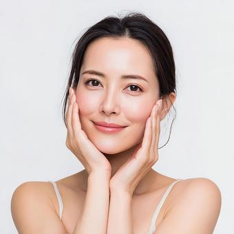 潤いに満ちた30代日本人女性の笑顔 潤いに満ちた30代日本人女性の笑顔の写真