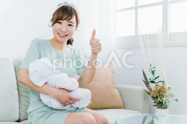 出産して赤ちゃんを抱っこする日本人女性 出産,産休,赤ちゃんの写真素材