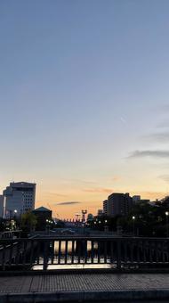 夕暮れの橋の写真