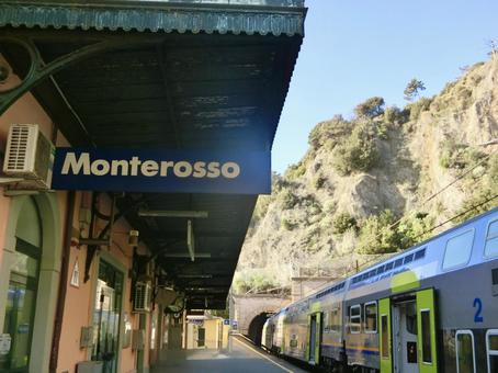 イタリア世界遺産 チンクエテッレの駅2 イタリア世界遺産 チンクエテッレの駅2 駅,線路,ホームの写真素材