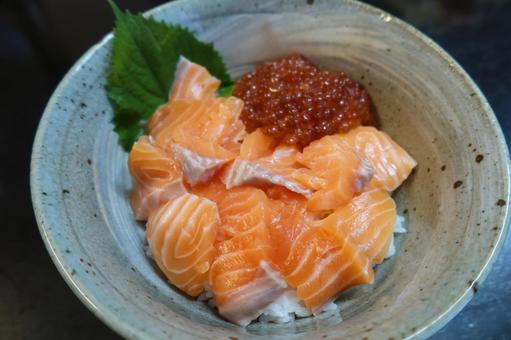 鮭イクラ丼(アップ) 鮭イクラ丼(アップ) サケ,いくら,サーモンの写真素材