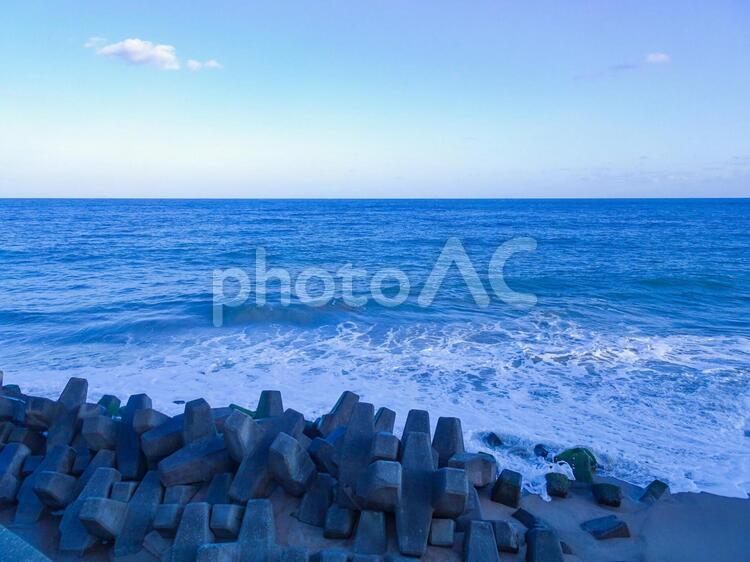 防波堤から見た水平線　波消しブロックに打ち寄せる波　海の風景 水平線,海,大海原の写真素材