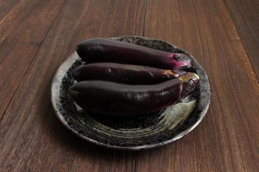 和風皿のなす三本 和風皿のなす三本 なす,ナス,野菜の写真素材
