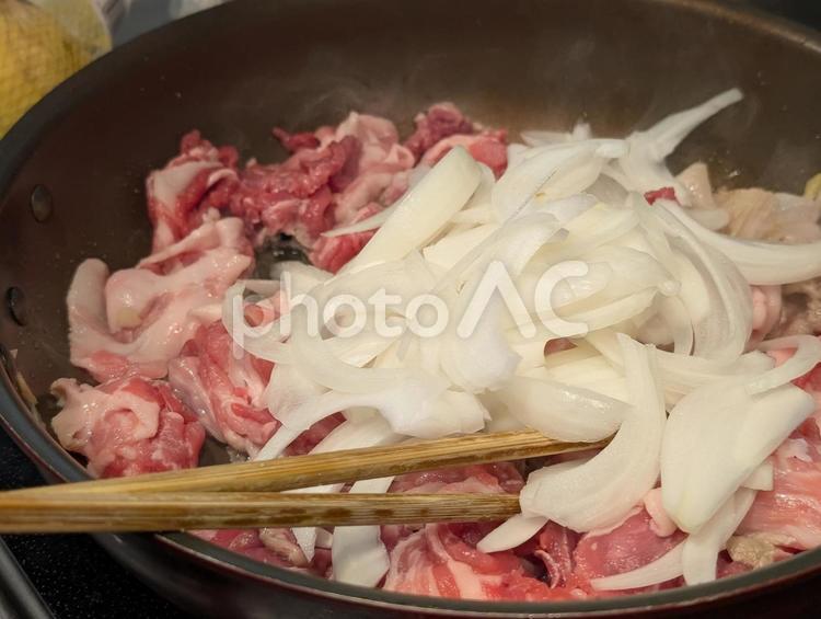 豚肉と玉ねぎを炒める 野菜,玉ねぎ,豚肉の写真素材