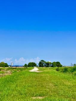 青空の下の田舎道の写真