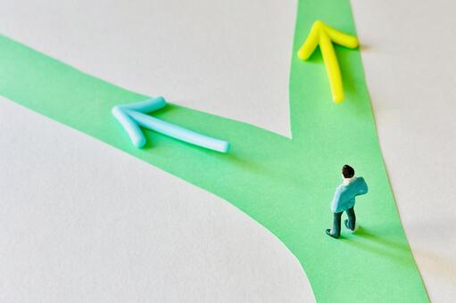 男性の分かれ道 選択,分かれ道,クエスチョンの写真素材