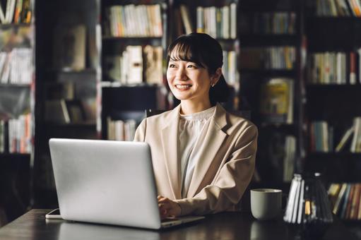 執務室・社長室にいるビジネスウーマン 執務室・社長室にいるビジネスウーマン キャリアウーマン,経営者,社長の写真素材