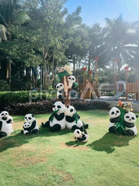 海南島の公園に集まるパンダたちの仲間 パンダ,動物オブジェ,公園の写真素材