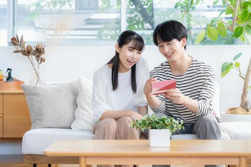リビングでくつろぐ若いカップル リビングでくつろぐ若いカップル 夫婦,カップル,リビングの写真素材