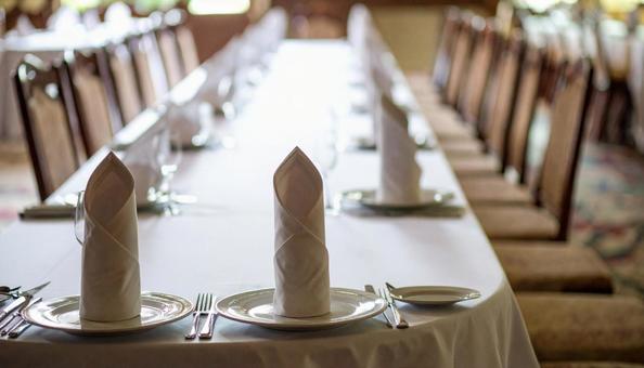 結婚式場のまだ食事が乗っていないテーブル 結婚式場のまだ食事が乗っていないテーブルの写真