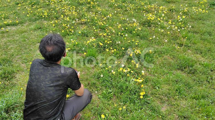 ぼーっとするおじさん 94 おじさん,男性,後ろ姿の写真素材