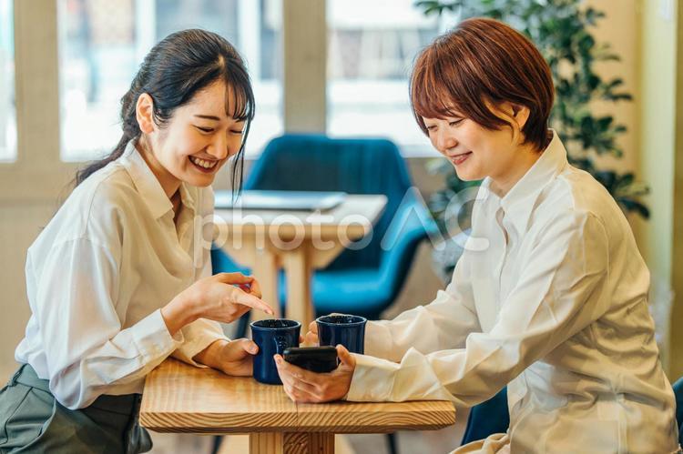 カフェにいるビジネスウーマン 打合せ,打ち合わせ,仲間の写真素材