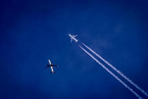 ＜素材＞接近して衝突しそうな飛行機の風景 飛行機,飛行機雲,接近の写真素材