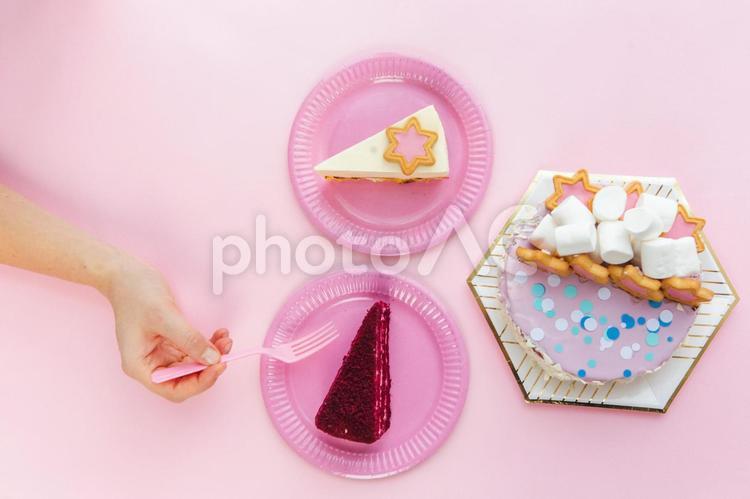 ケーキとフォークを持った女性の手 ケーキ,スイーツ,デザートの写真素材